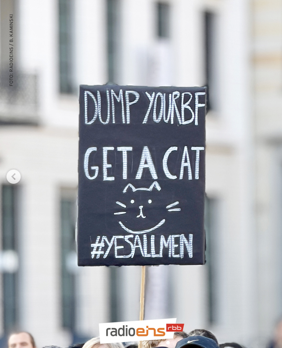RadFem Berlin Katzen-Flagge bei Fernandes-Demo